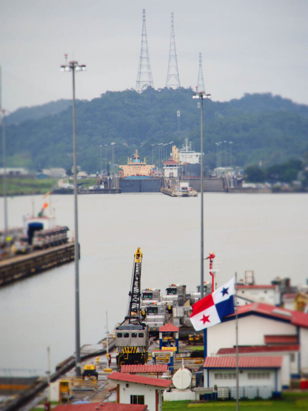 Miraflores locks - Panama City with kids