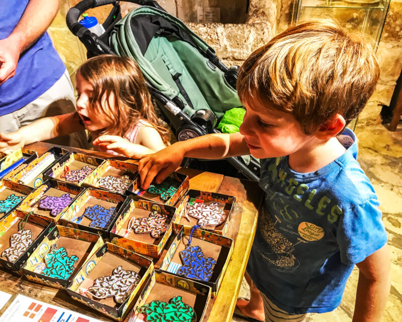 shopping for art and souvenirs in Jaffa with kids